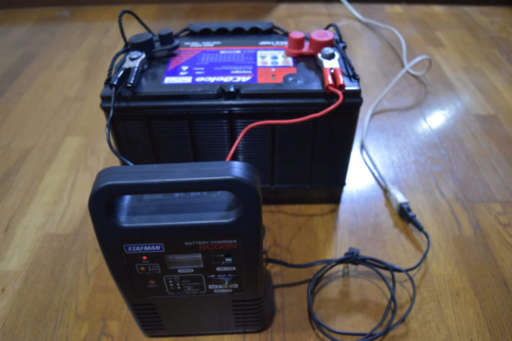 ディープサイクルバッテリーを充電する時は専用の充電器がオススメです。 Tech Hippo Lab