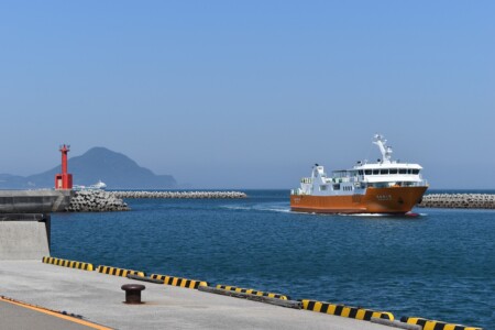 伊美港へ到着する第2姫島丸
15分ほどで姫島へ到着します。
