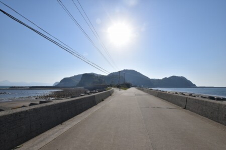 姫島灯台へ向かう道
(両側が海になっています)