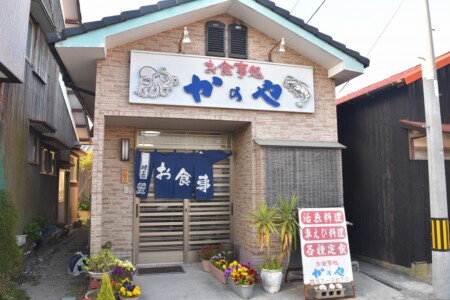 帰りのフェリーまで時間、
港ちかくの食堂で夕食を頂きました