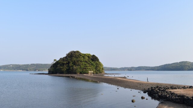 美しい小島神社 潮が引くと一本道が現れる。