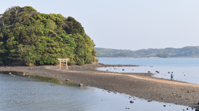 潮が引いた時には渡って参拝する事も可能
