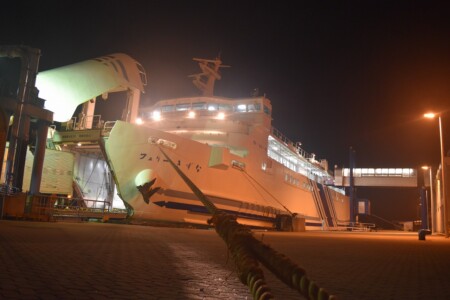 夜中でもフェリーが来航する