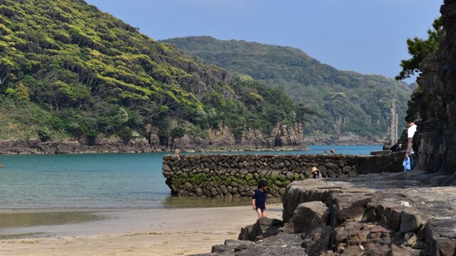 エメラルドグリーン色の海に、岩壁の狭間に続く道、まるでパイレーツオブカリビアンの世界です。