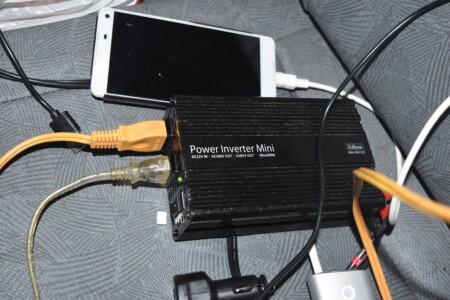 僕らは350Wのインバーターを使用しています。LED電灯2つと携帯4台充電程度なら、これで充分です。