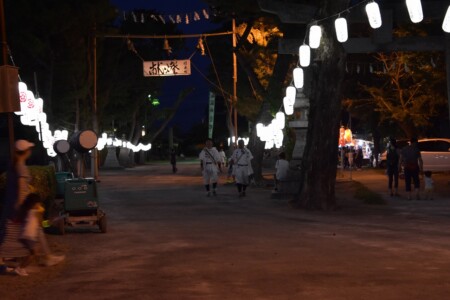 迫力満点のお宮入りが行われる闇無浜神社