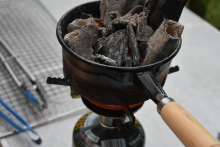 前回BBQの消し炭を保存しておいたので火起こし(着火)はラクチンです。