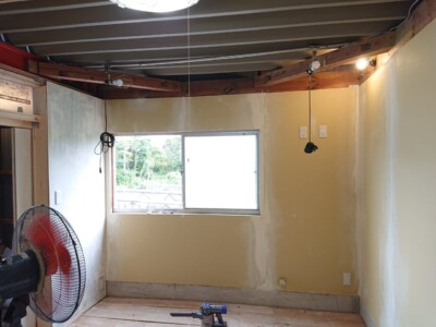 ただし電気工事した石膏ボードは穴をあけてしまっていたので、パテしごきという技で誤魔化した(;^_^A。