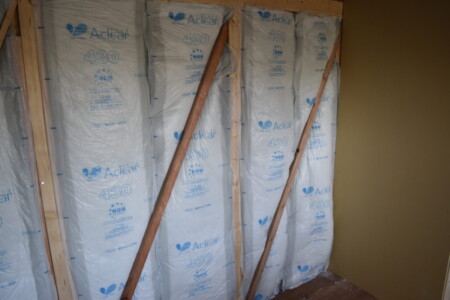 石膏ボードの張り直しついでに断熱材も入れた