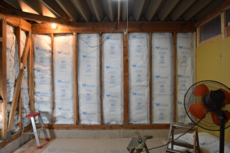 石膏ボードの張り直しついでに断熱材も入れた